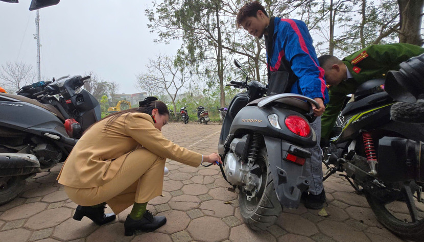 Trung bình mỗi ngày, Công an phường Việt Hưng tiếp nhận 100 trường hợp đăng ký xe