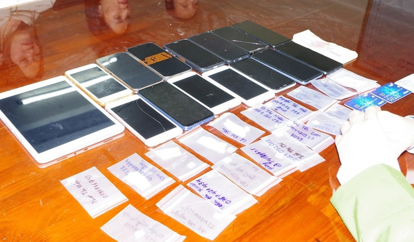 Tang vật các đối tượng sử dụng để thu mua tài khoản ngân hàng Tang vật các đối tượng sử dụng để thu mua tài khoản ngân hàng