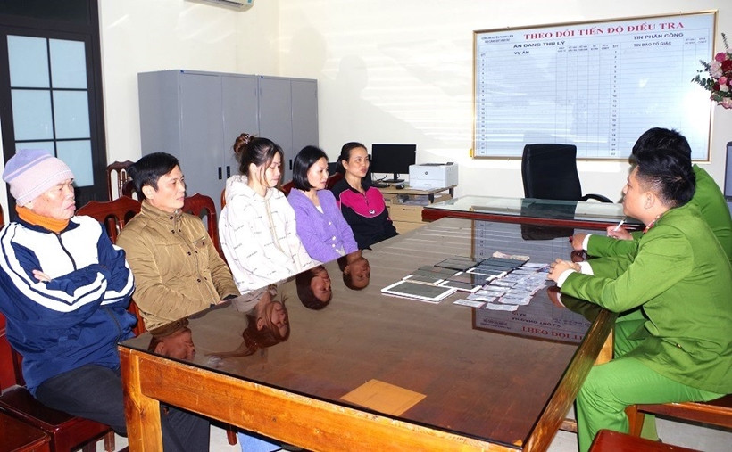 Cơ quan công an làm việc với các đối tượng trong đường dây mua bán tài khoản ngân hàng do Chu Thị Tiến cầm đầu Cơ quan công an làm việc với các đối tượng trong đường dây mua bán tài khoản ngân hàng do Chu Thị Tiến cầm đầu