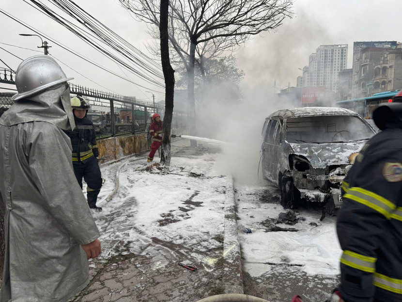 Chiếc ô tô cháy rụi giữa đường khi đang lưu thông