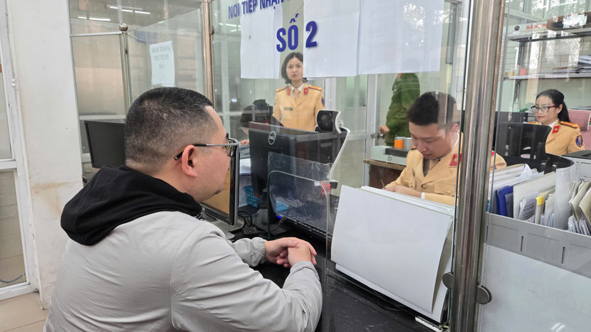 Người dân hài lòng khi đến làm thủ tục đăng ký xe tại Công an phường Việt Hưng