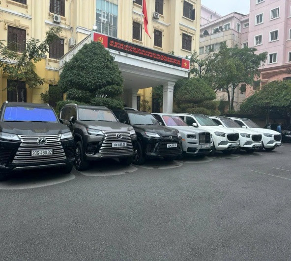 Nhiều xe ô tô hạng sang bị cơ quan Công an thu giữ của nhóm lừa đảo đầu tư tiền ảo