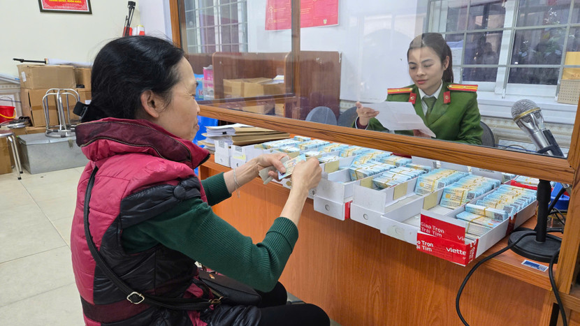 Người dân đến làm thủ tục cấp căn cước công dân...