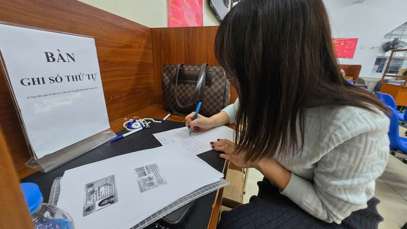 Người dân được hướng dẫn hoàn thiện thủ tục hành chính nhanh, gọn