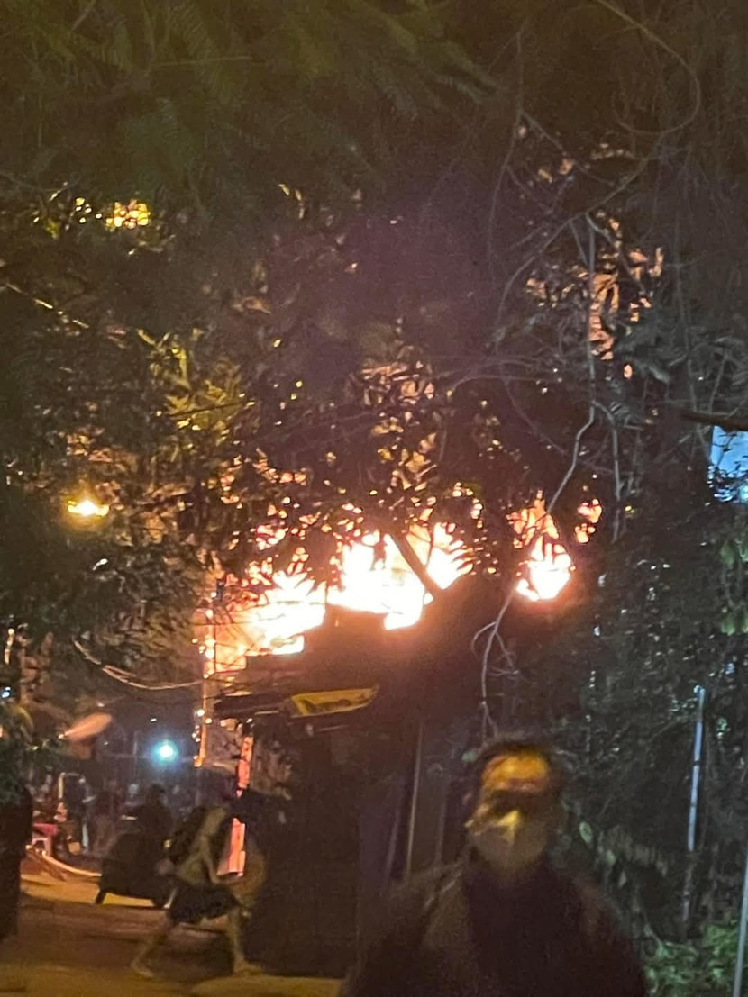 Điểm xảy cháy là nhà hàng ăn cấp 4, lợp mái lá Điểm xảy cháy là nhà hàng ăn cấp 4, lợp mái lá