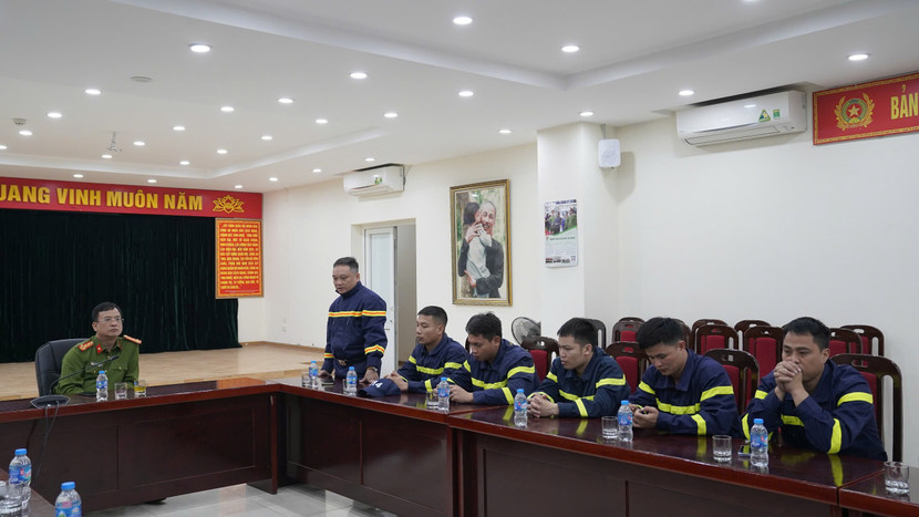 Trung tá Nguyễn Đình Dương, Đội trưởng thay mặt CBCS lực lượng Cảnh sát PCCC&CNCH – Công an Thành phố Hà Nội tham gia Đoàn công tác phát biểu nhận nhiệm vụ Trung tá Nguyễn Đình Dương, Đội trưởng thay mặt CBCS lực lượng Cảnh sát PCCC&CNCH – Công an Thành phố Hà Nội tham gia Đoàn công tác phát biểu nhận nhiệm vụ