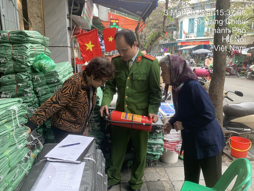 Hướng dẫn cách sử dụng bình chữa cháy tại hộ kinh doanh số 50 phố Hàng Chiếu Hướng dẫn cách sử dụng bình chữa cháy tại hộ kinh doanh số 50 phố Hàng Chiếu