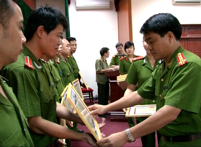 Đại tá Nguyễn Đức Chung-Phó GĐ CATP Hà Nội trao giấy khen cho CAQ Đống Đa