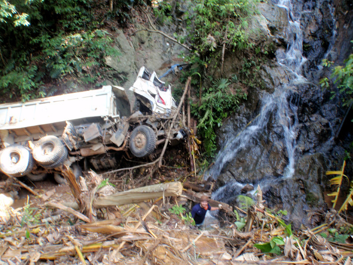 Thót tim xem cứu hộ xe tải lao thác sâu 200m (Phần 1) ảnh 3