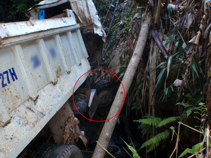 Thót tim xem cứu hộ xe tải lao thác sâu 200m (Phần 1) ảnh 5