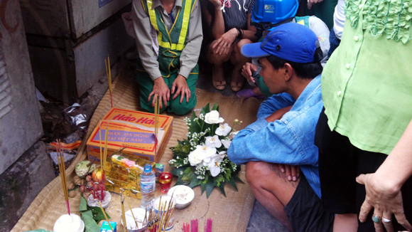 Hà Nội: Lạnh người phát hiện xác thai nhi trong thùng mỳ tôm ảnh 1