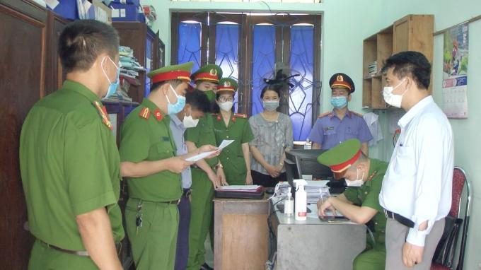 Cao Thị Thanh Thuận thời điểm bị bắt và khám phòng làm việc Cao Thị Thanh Thuận thời điểm bị bắt và khám phòng làm việc