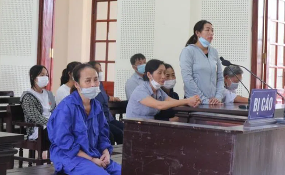 Hoàng Thị Ngân trong phiên xét xử