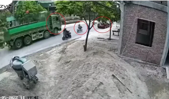 Hình ảnh về 3 phương tiện cùng lưu thông trên đường trước khi xảy ra tai nạn