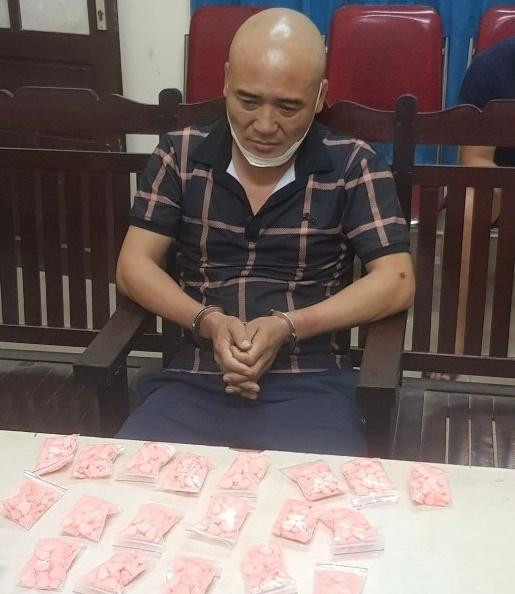 Nguyễn Sỹ Toàn cùng tang vật ma tuý