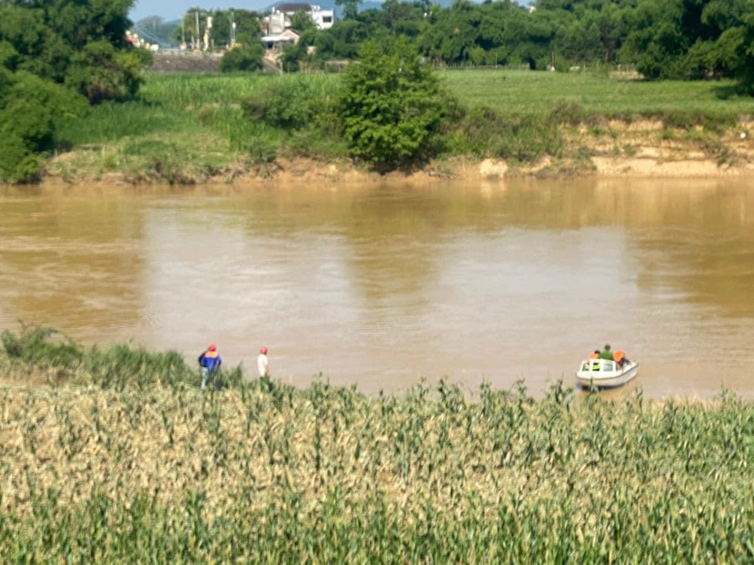 Lực lượng chức năng đang tìm kiếm người phụ nữ trên sông