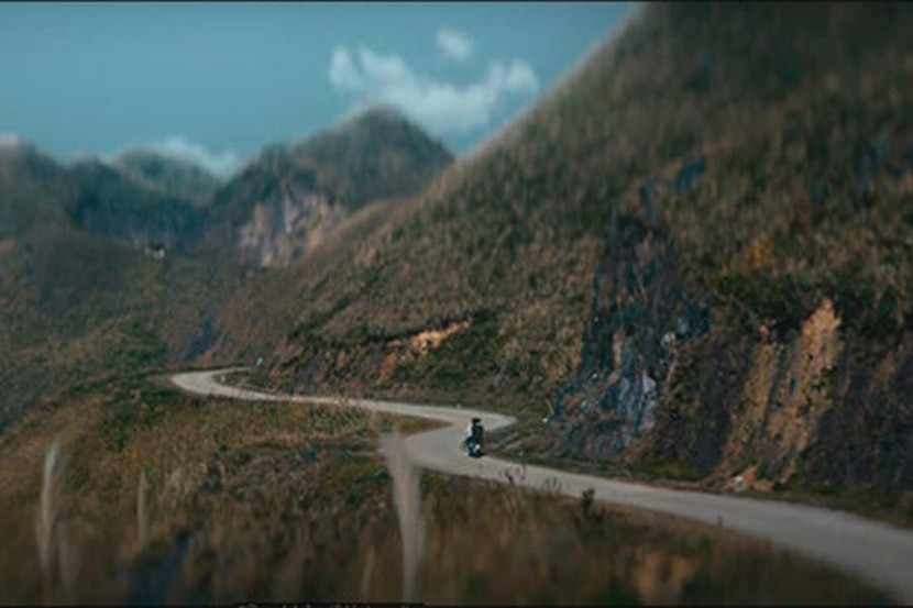 Ngoài cánh đồng cỏ lau trắng, MV còn có cảnh quay trên cung đường tuần tra biên giới Bình Liêu. Nếu đi trên cung đường này, du khách sẽ được ngắm những ngọn núi trùng điệp, những cánh đồng thơ mộng, hay các bản làng