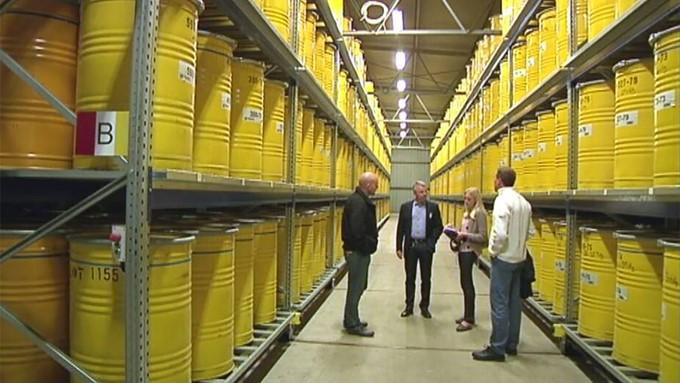 Các thùng chứa chất thải hạt nhân được cất trong một nhà kho ở thị trấn Forsmark của Thụy Điển ngày 16-5 Các thùng chứa chất thải hạt nhân được cất trong một nhà kho ở thị trấn Forsmark của Thụy Điển ngày 16-5