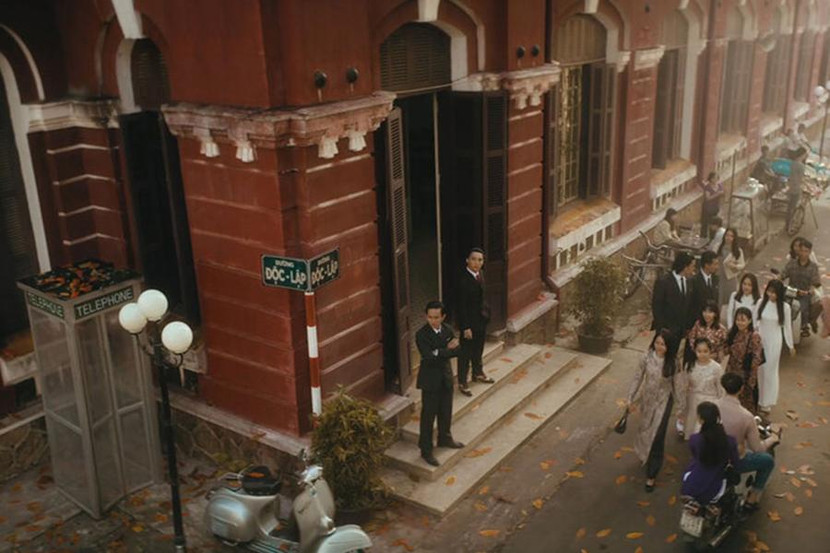 Mở đầu MV là khung cảnh tại trường Quốc Học - Huế (tên chính thức hiện nay là Trường THPT Chuyên Quốc Học). Ngôi trường màu đỏ này được thành lập vào năm 1896, là trường Pháp - Việt của toàn xứ Đông Dương và là trường trung học đầu tiên ở đây