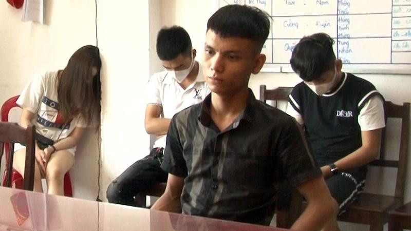 Nhóm thanh niên sử dụng trái phép chất ma tuý (Ảnh: Công Quang)