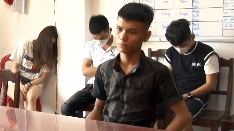 Nhóm thanh niên sử dụng trái phép chất ma tuý (Ảnh: Công Quang)