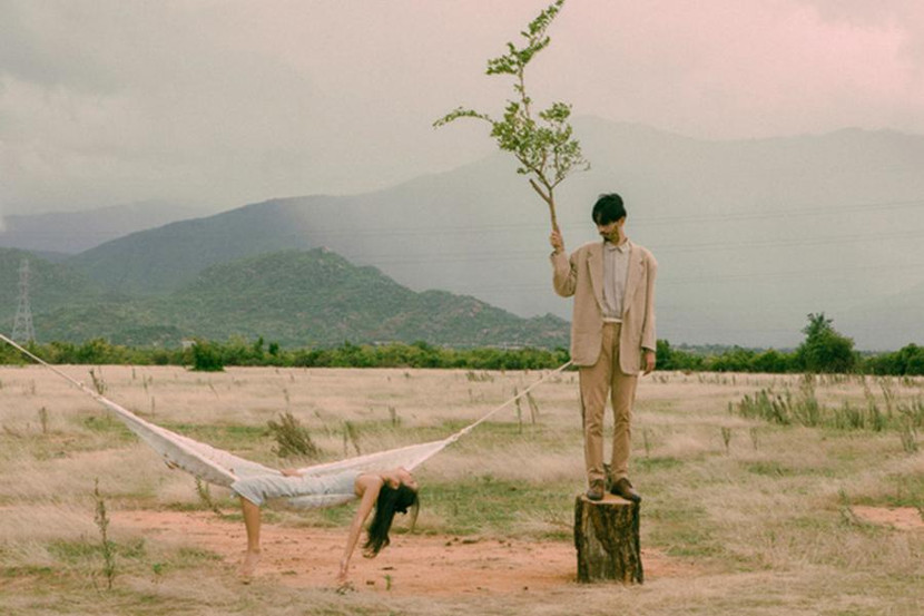 Thực hiện theo phong cách du mục nên hình ảnh của MV vô cùng gần gũi, mộc mạc với gam màu trầm ấm phủ lên mọi cảnh vật