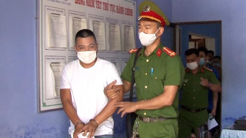 Hoàng bị công an bắt giữ (Ảnh: Zing) Hoàng bị công an bắt giữ (Ảnh: Zing)