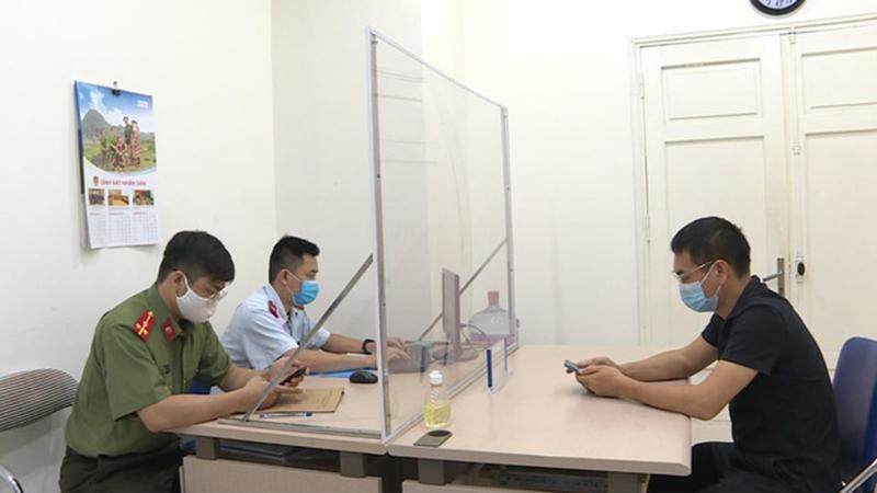 Duy “Nến” tại cơ quan chức năng (Ảnh: Dân trí) Duy “Nến” tại cơ quan chức năng (Ảnh: Dân trí)