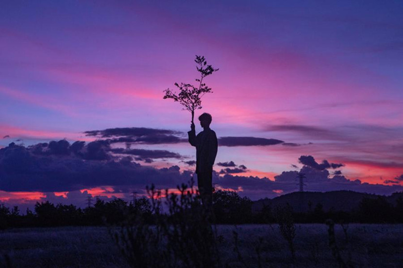 Thậm chí, chỉ cần đứng im một chỗ như Đen Vâu bạn cũng đã cho mình những bức ảnh thật đẹp, thật tình