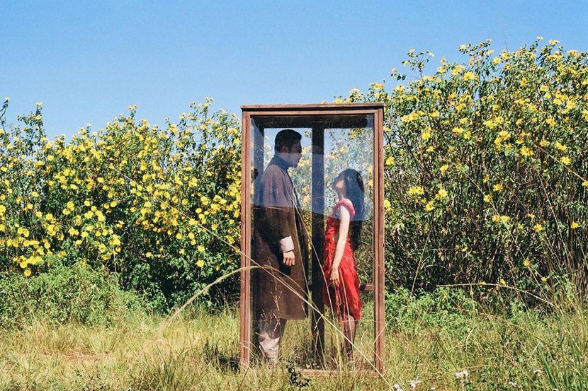 Bằng chất giọng da diết đặc trưng khi "kể" về mối tình của nhân vật, nam ca sĩ đã dẫn người xem ghé thăm những điểm đến đầy chất thơ và hoài niệm ở Đà Lạt