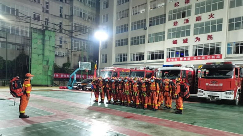 Lực lượng cứu trợ được triển khai đến khu vực bị động đất.