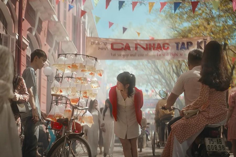 Trong MV, ekip đã "biến hóa" địa điểm nổi tiếng này thành một khu phố nơi nam chính lần đầu gặp nữ chính