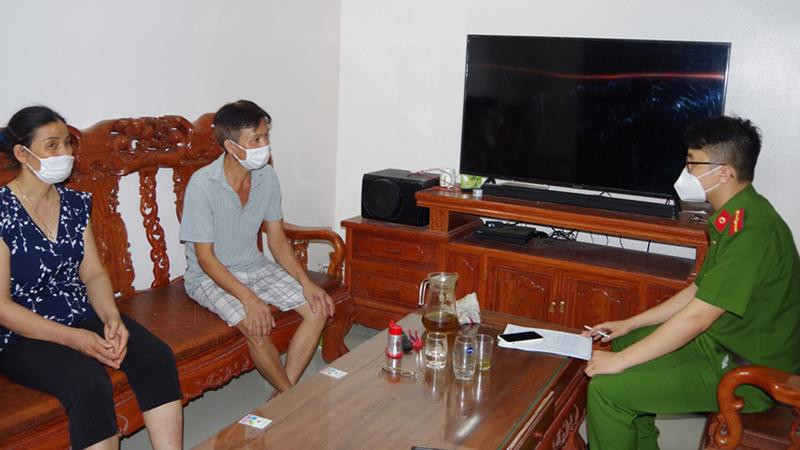 Công an làm việc với vợ chồng ông Kiểu (Ảnh: Công an cung cấp) Công an làm việc với vợ chồng ông Kiểu (Ảnh: Công an cung cấp)