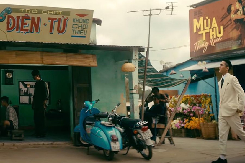 Phố cổ Bao Vinh (ở xã Hương Vinh, huyện Hương Trà, Thừa Thiên - Huế) cũng xuất hiện khá nhiều trong "Chúng ta của hiện tại". Ở MV, Bao Vinh là một phố thị sầm uất, nổi bật với những cửa hàng mang biển hiệu cổ điển, người xe đông đúc, nhộn nhịp...