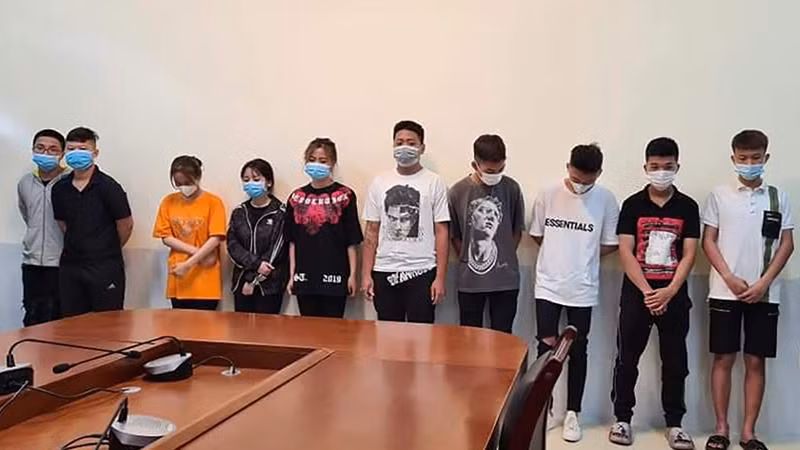 Nhóm "quái xế" gây náo loại đường phố (Ảnh: VnExpress)