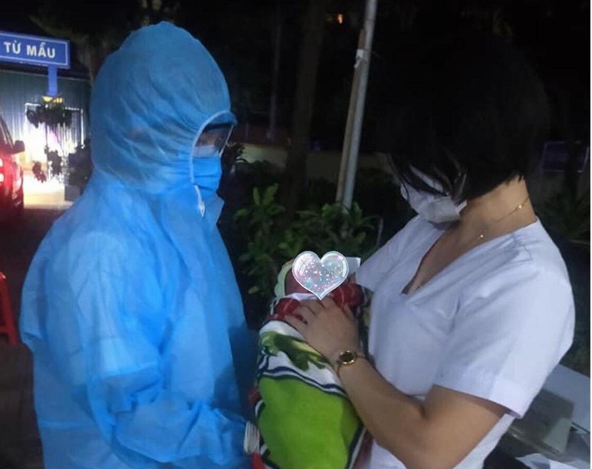 Bé gái bị bỏ trong thùng các tông đã được cứu sống