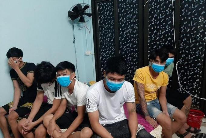 Nhóm thanh niên đi hát karaoke giữa mùa dịch