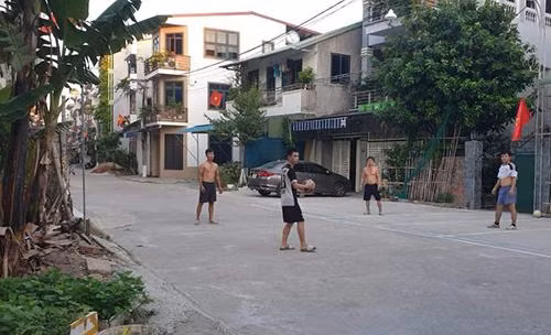 4 người đàn ông tụ tập chơi bóng chuyền, vi phạm Chỉ thị 16