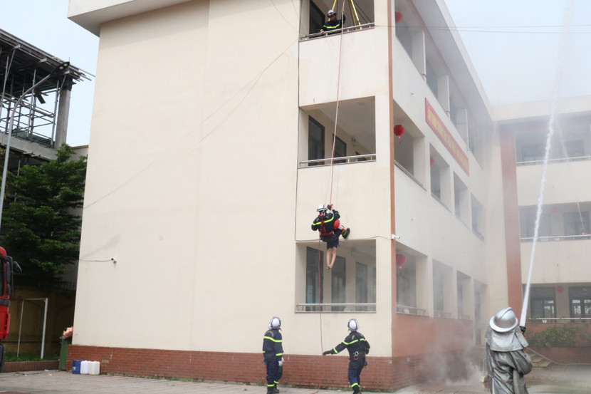 Tập trung đưa người gặp nạn từ trên tầng cao xuống đất