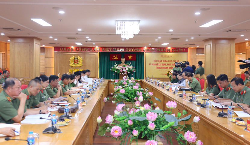 Hội thảo đã nhận được 45 báo cáo tham luận của các nhà khoa học, cán bộ nghiên cứu, nhà quản lý văn hóa, nhà quản lý các thiết chế văn hóa trong và ngoài lực lượng CAND Hội thảo đã nhận được 45 báo cáo tham luận của các nhà khoa học, cán bộ nghiên cứu, nhà quản lý văn hóa, nhà quản lý các thiết chế văn hóa trong và ngoài lực lượng CAND