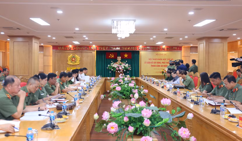 Hội thảo đã nhận được 45 báo cáo tham luận của các nhà khoa học, cán bộ nghiên cứu, nhà quản lý văn hóa, nhà quản lý các thiết chế văn hóa trong và ngoài lực lượng CAND Hội thảo đã nhận được 45 báo cáo tham luận của các nhà khoa học, cán bộ nghiên cứu, nhà quản lý văn hóa, nhà quản lý các thiết chế văn hóa trong và ngoài lực lượng CAND
