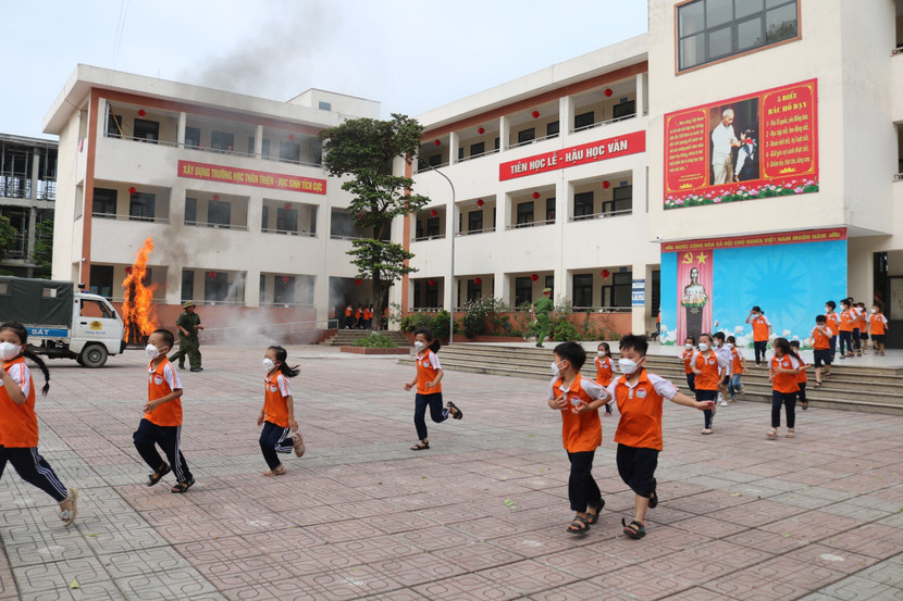Các em học sinh hào hứng tham gia diễn tập