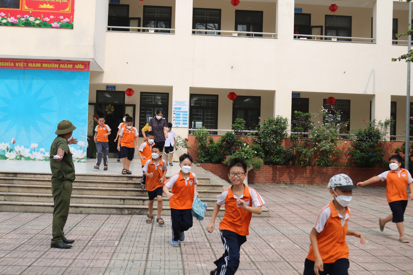 Lực lượng chữa cháy tại chỗ hướng dẫn các em học sinh đến nơi an toàn