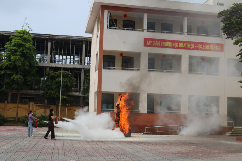 Dùng bịnh bọt dậy lửa khay xăng