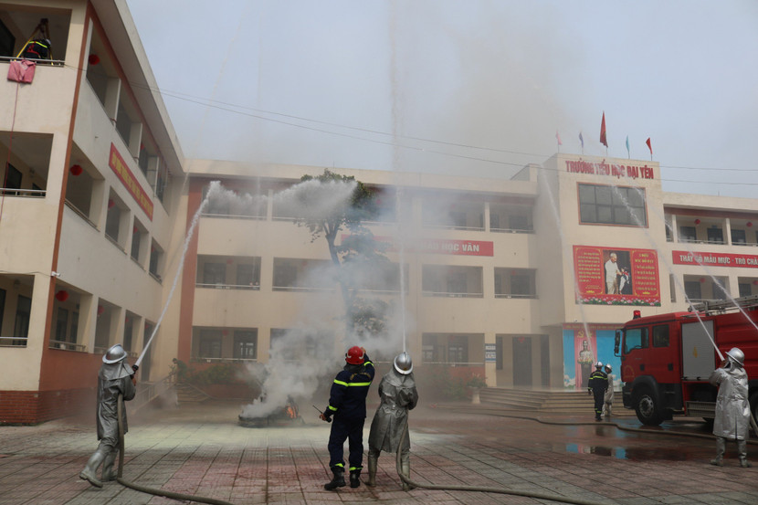 Dùng vòi cao áp dập lửa trên tầng cao