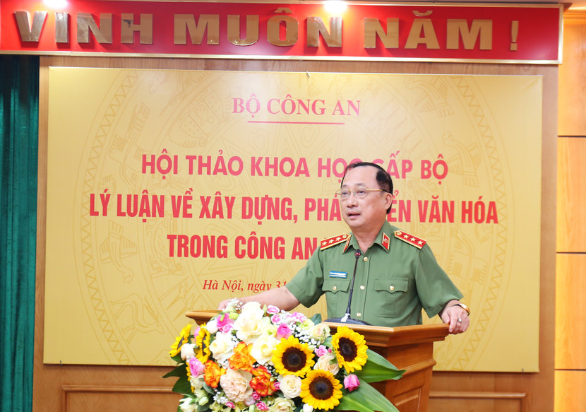 Thượng tướng, PGS.TS Nguyễn Văn Thành tham luận tại hội thảo Thượng tướng, PGS.TS Nguyễn Văn Thành tham luận tại hội thảo
