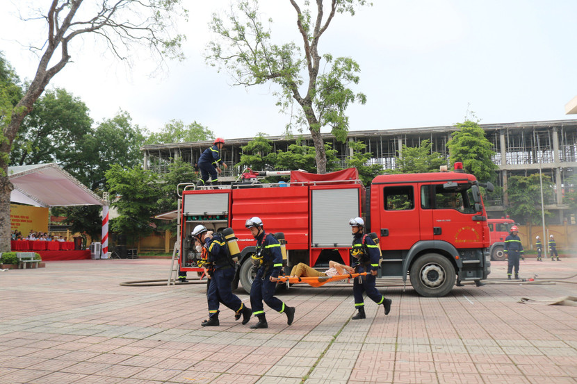 Nhanh chóng đưa người gặp nạn đi cấp cứu