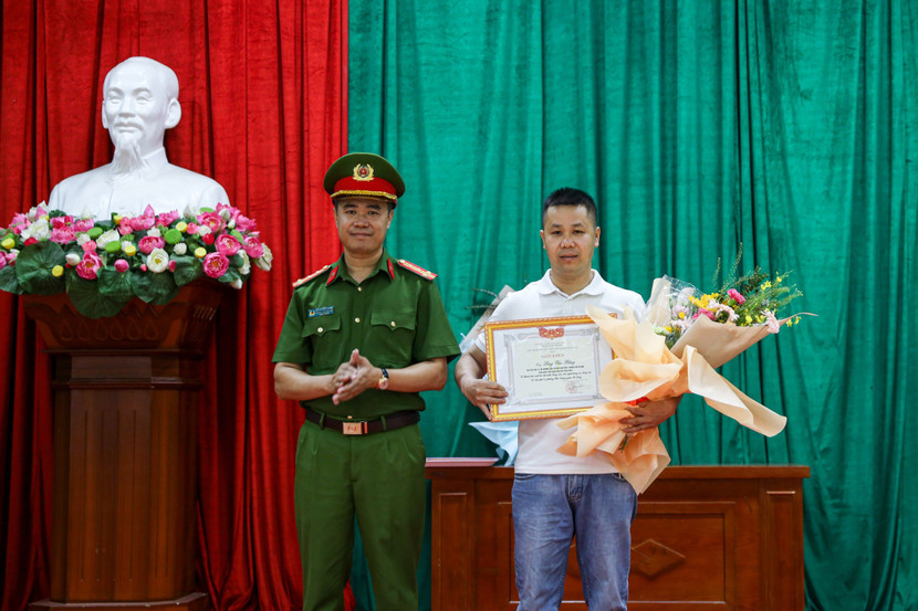 Đại tá Nguyễn Ngọc Quyền trao giấy khen của UBND quận Hà Đông cho anh Lèng Văn Bằng