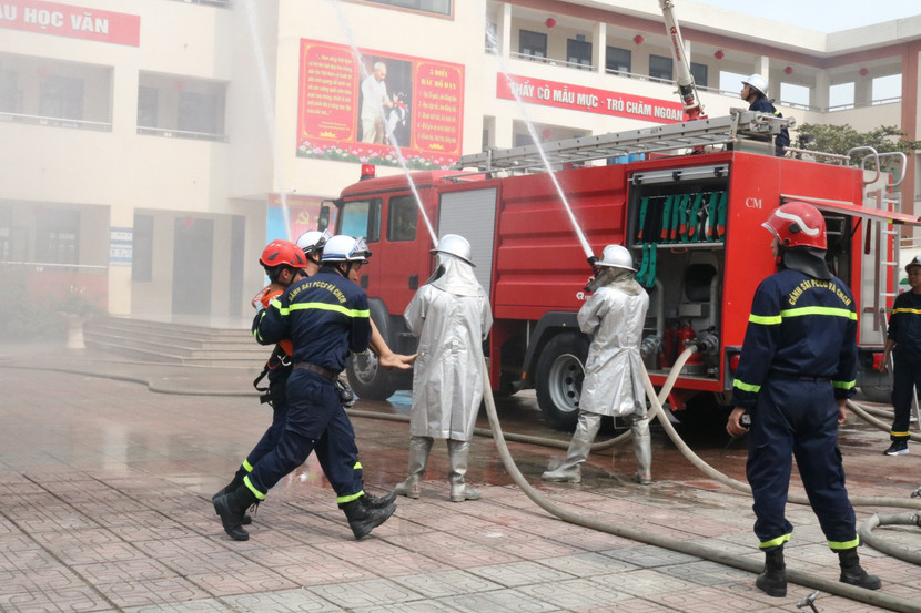 Triển khai dập lửa kết hợp tìm kiếm cứu nạn