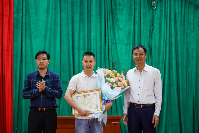 UBND phường Phú Lương đã tặng giấy khen cho anh Lèng Văn Bằng